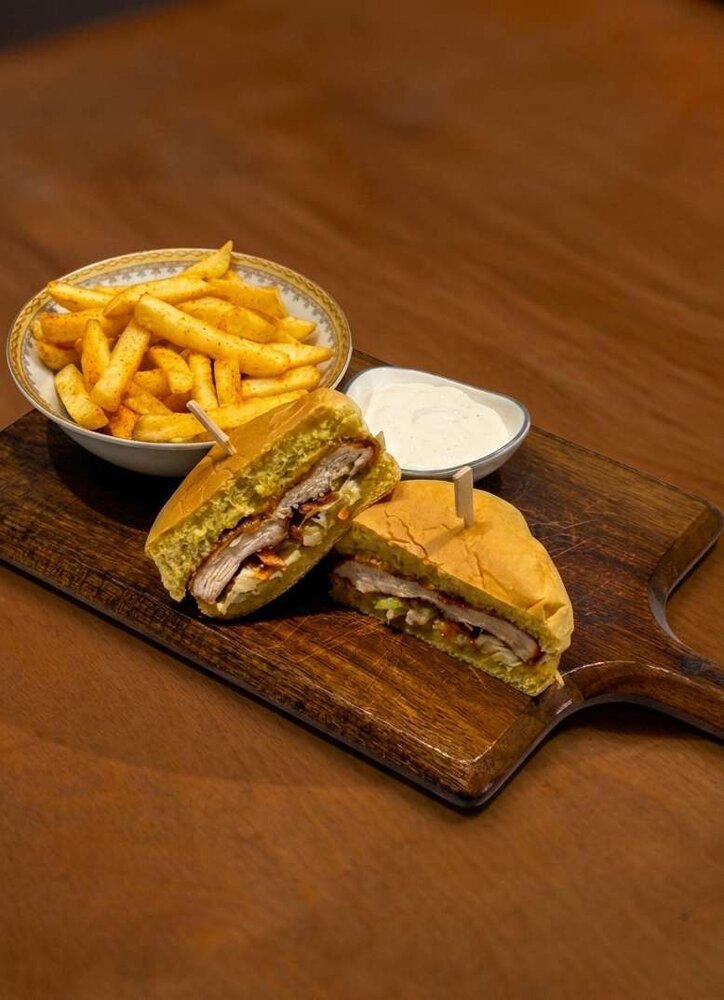 وجبة أطفال برجر دجاج مع البطاطس